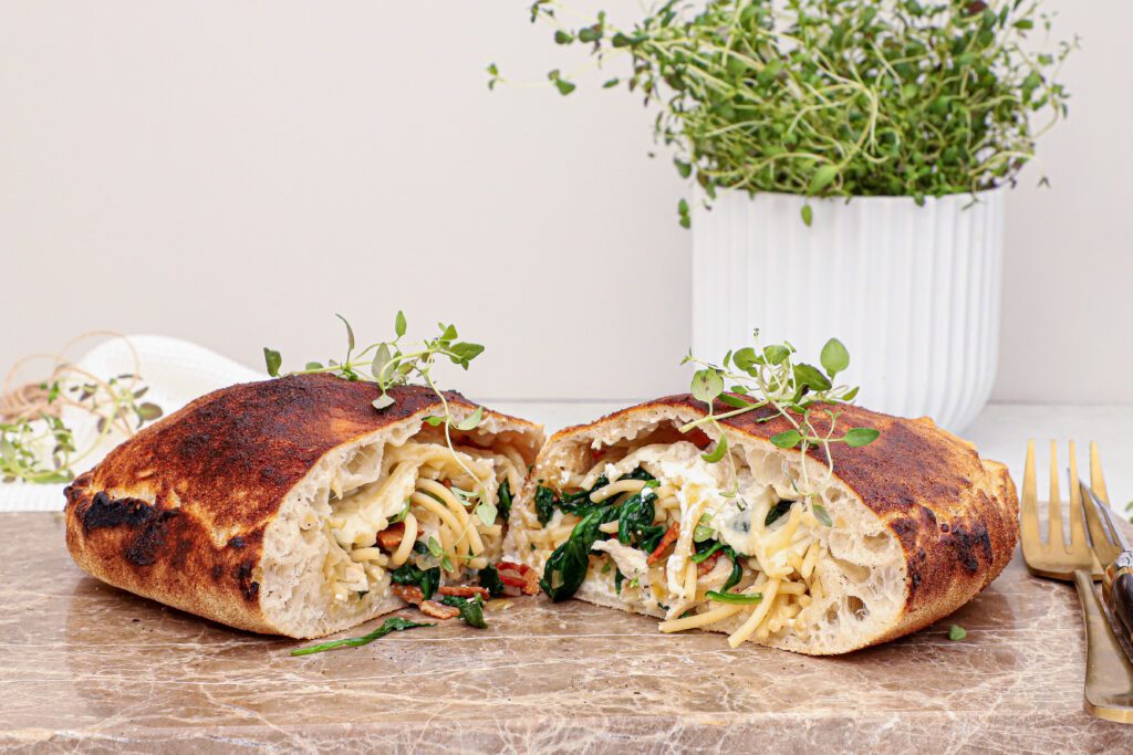 Calzone med spaghetti, kylling, svampe - Opskrift på calzone