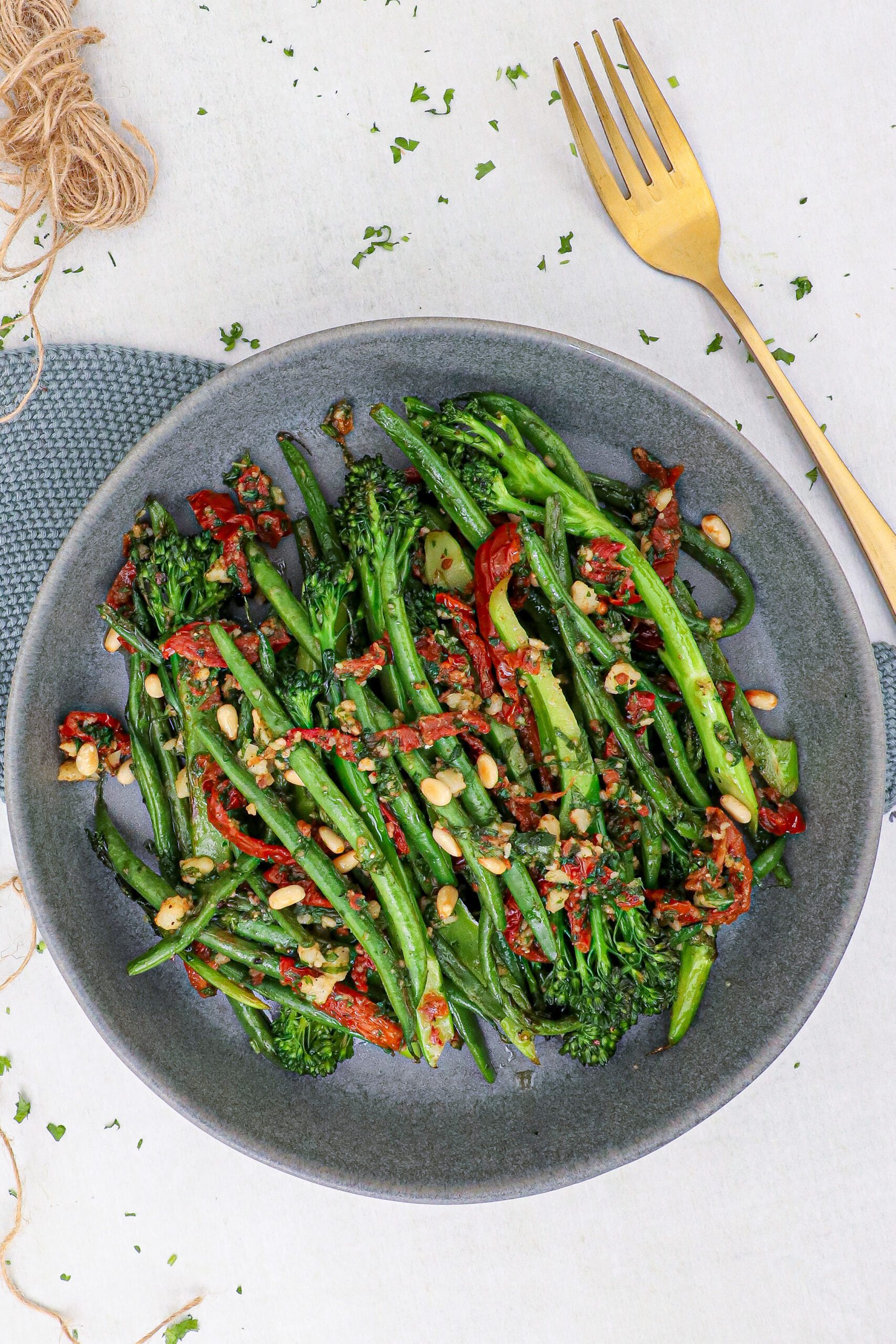Opskrift på bønnesalat med aspargesbroccoli, soltørrede tomater og parmesan