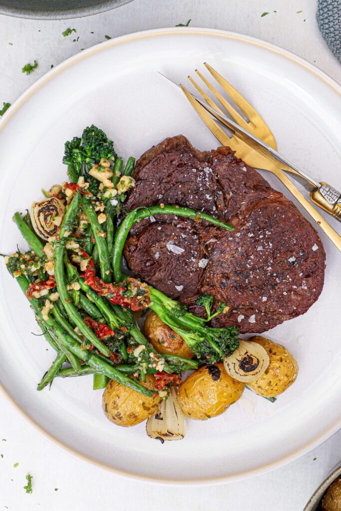 Ribeye, bønnesalat og ovnsbagte kartofler - Opskrift på bøf og tilbehør