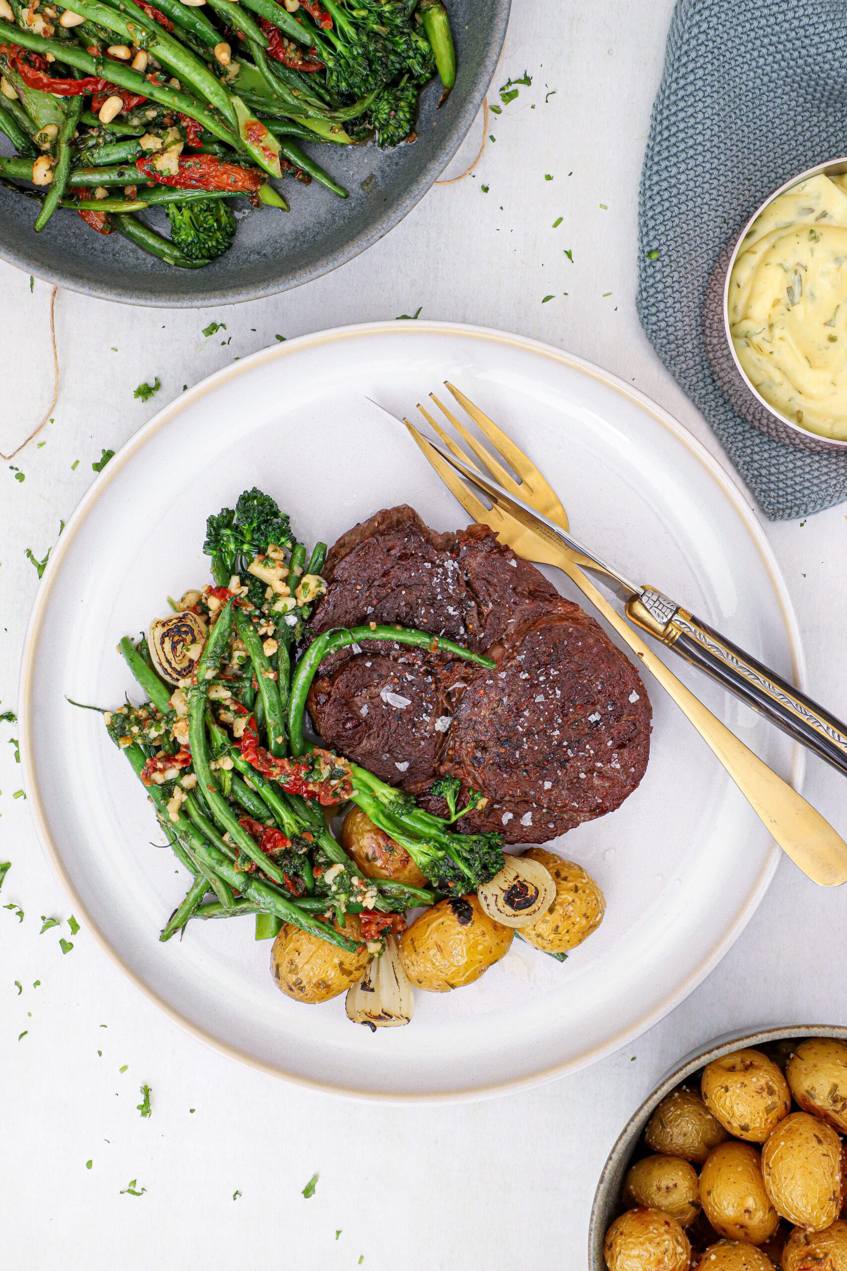 Ribeye, bønnesalat og ovnsbagte kartofler - Opskrift på bøf og tilbehør