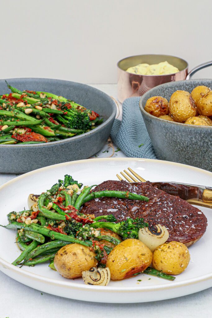 Ribeye, bønnesalat og ovnsbagte kartofler - Opskrift på bøf og tilbehør