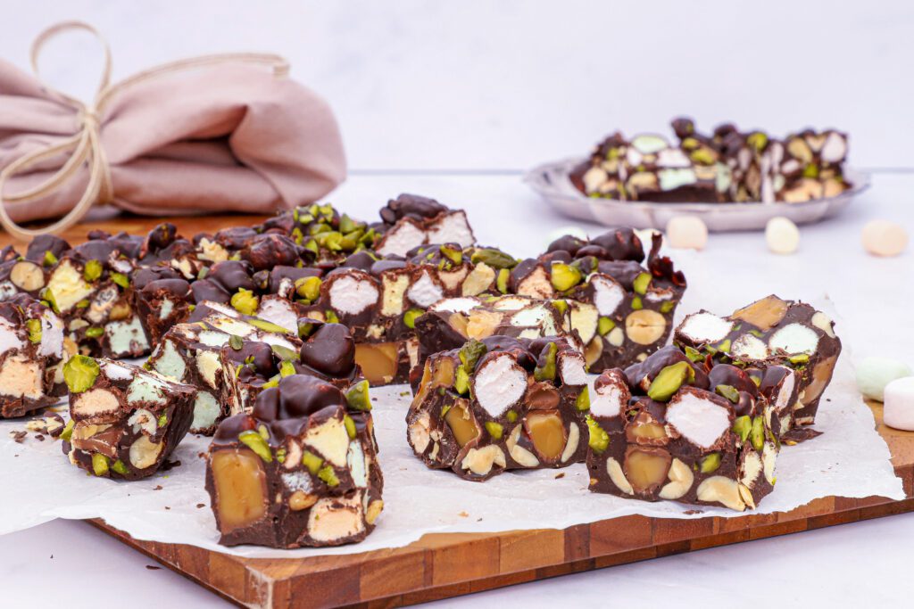 Rocky Road - Opskrift på Rocky Road med dumle, peanuts og skumfiduser