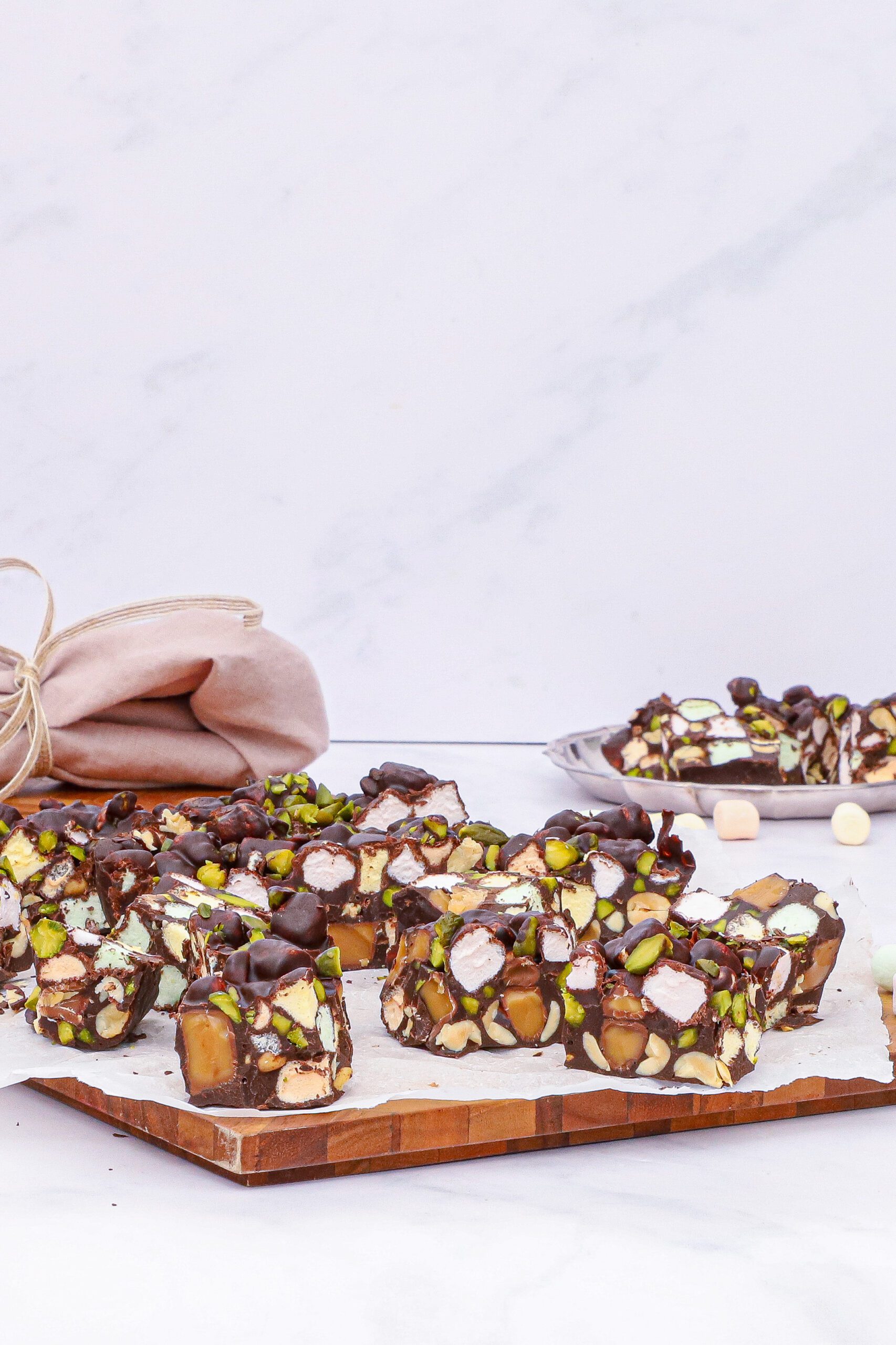 Rocky Road - Opskrift på Rocky Road med dumle, peanuts og skumfiduser