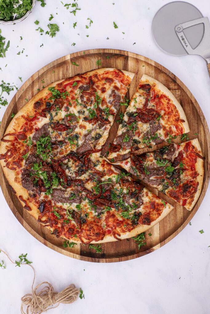 Pizza med oksemørbrad og soltørrede tomater - Opskrift på pizza med oksekød