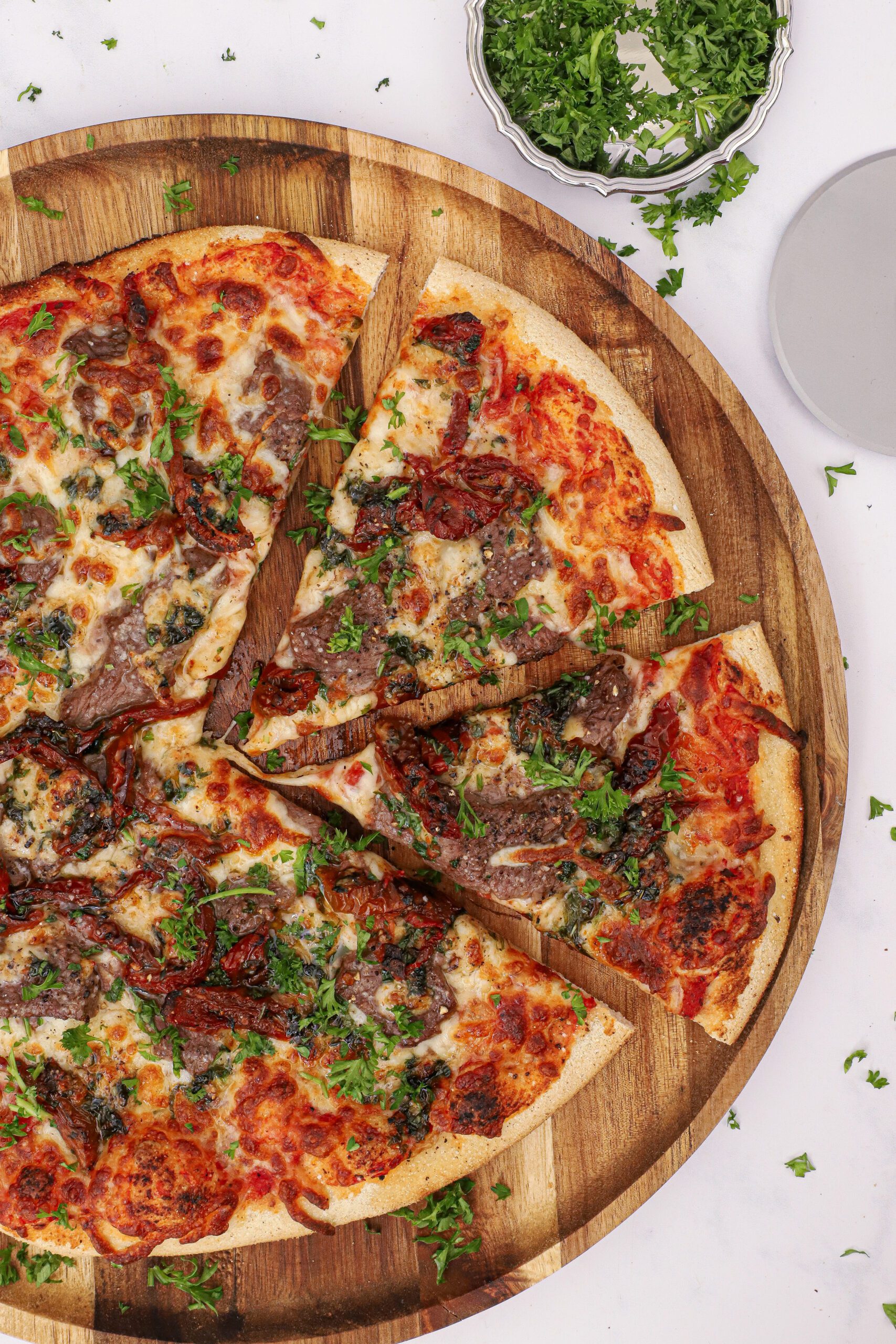 Pizza med oksemørbrad og soltørrede tomater - Opskrift på pizza med oksekød