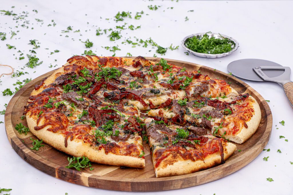 Pizza med oksemørbrad og soltørrede tomater - Opskrift på pizza med oksekød