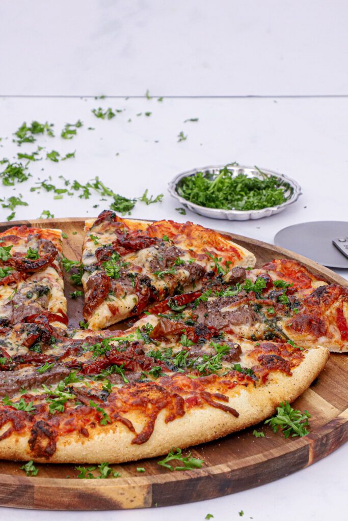 Pizza med oksemørbrad og soltørrede tomater - Opskrift på pizza med oksekød