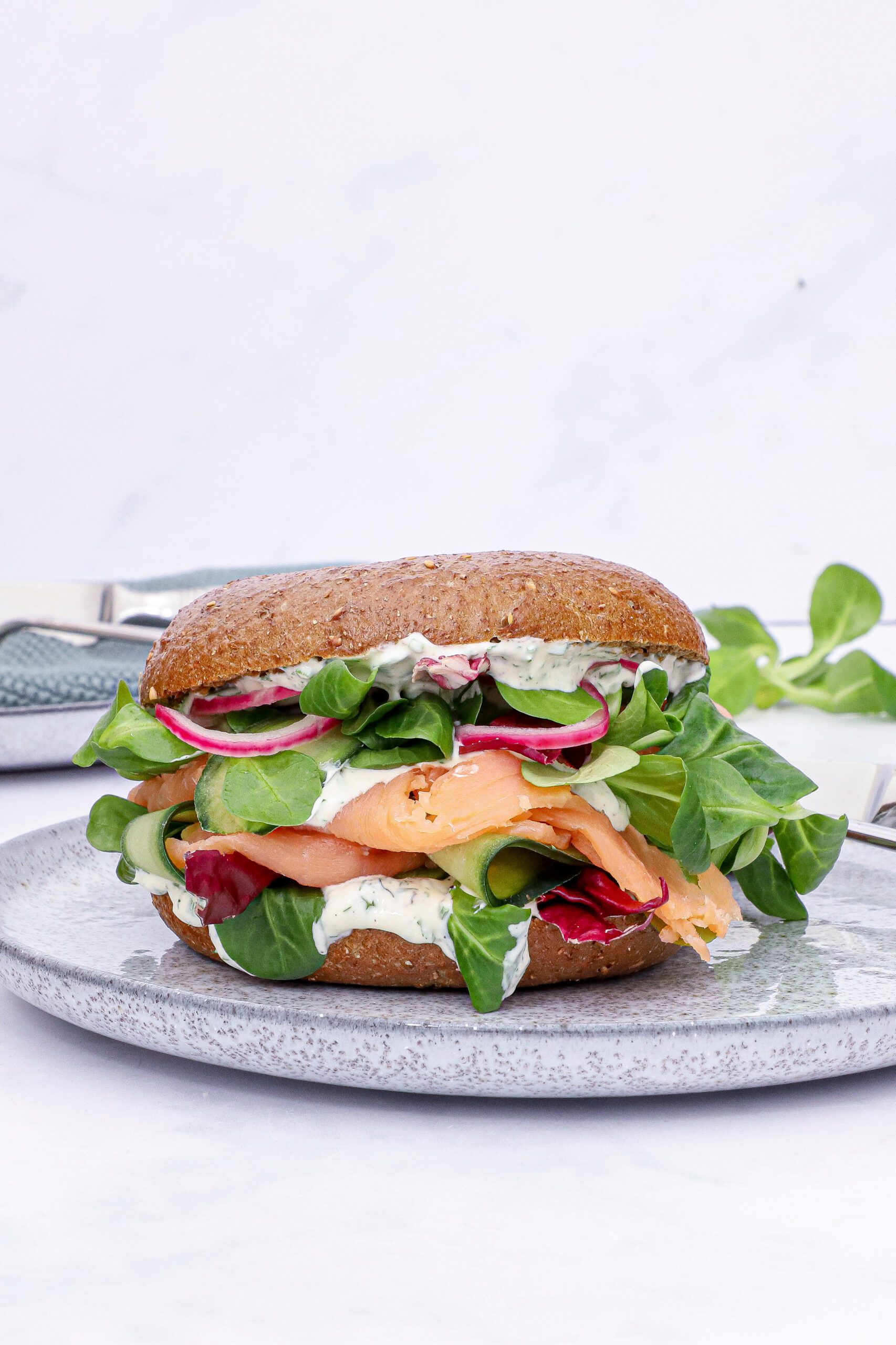 Bagel med laks og urtecreme - Opskrift på bagels med laks