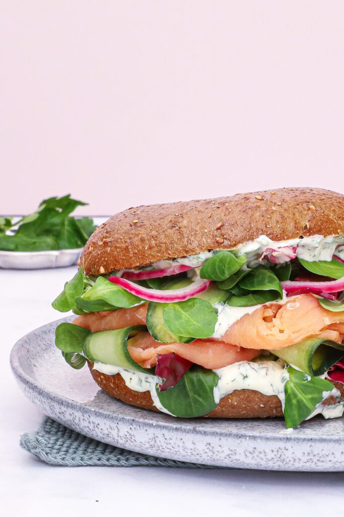 Bagel med laks og urtecreme - Opskrift på bagels med laks