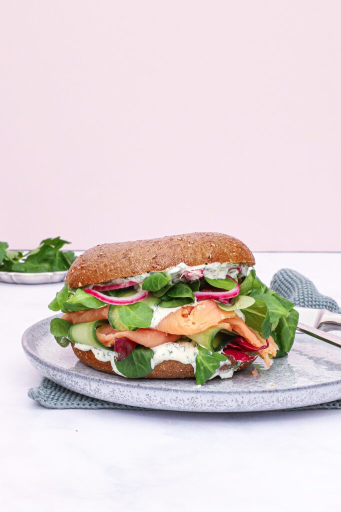 Bagel med laks og urtecreme - Opskrift på bagels med laks