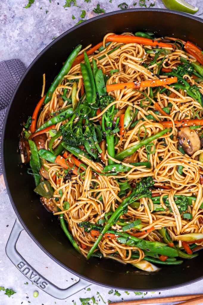 Asiatisk wok med grønt, nudler og kyllingekødboller - Opskrift på wok