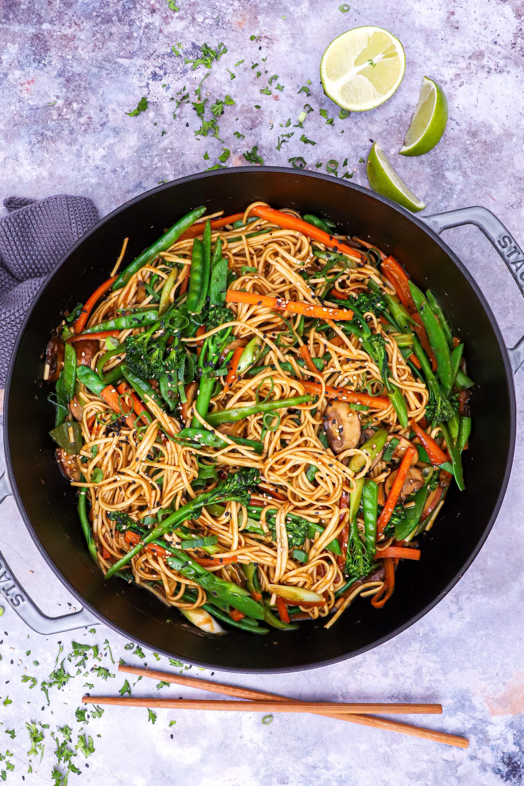 Asiatisk wok med grøntsager og nudler - Opskrift på asiatisk wokret