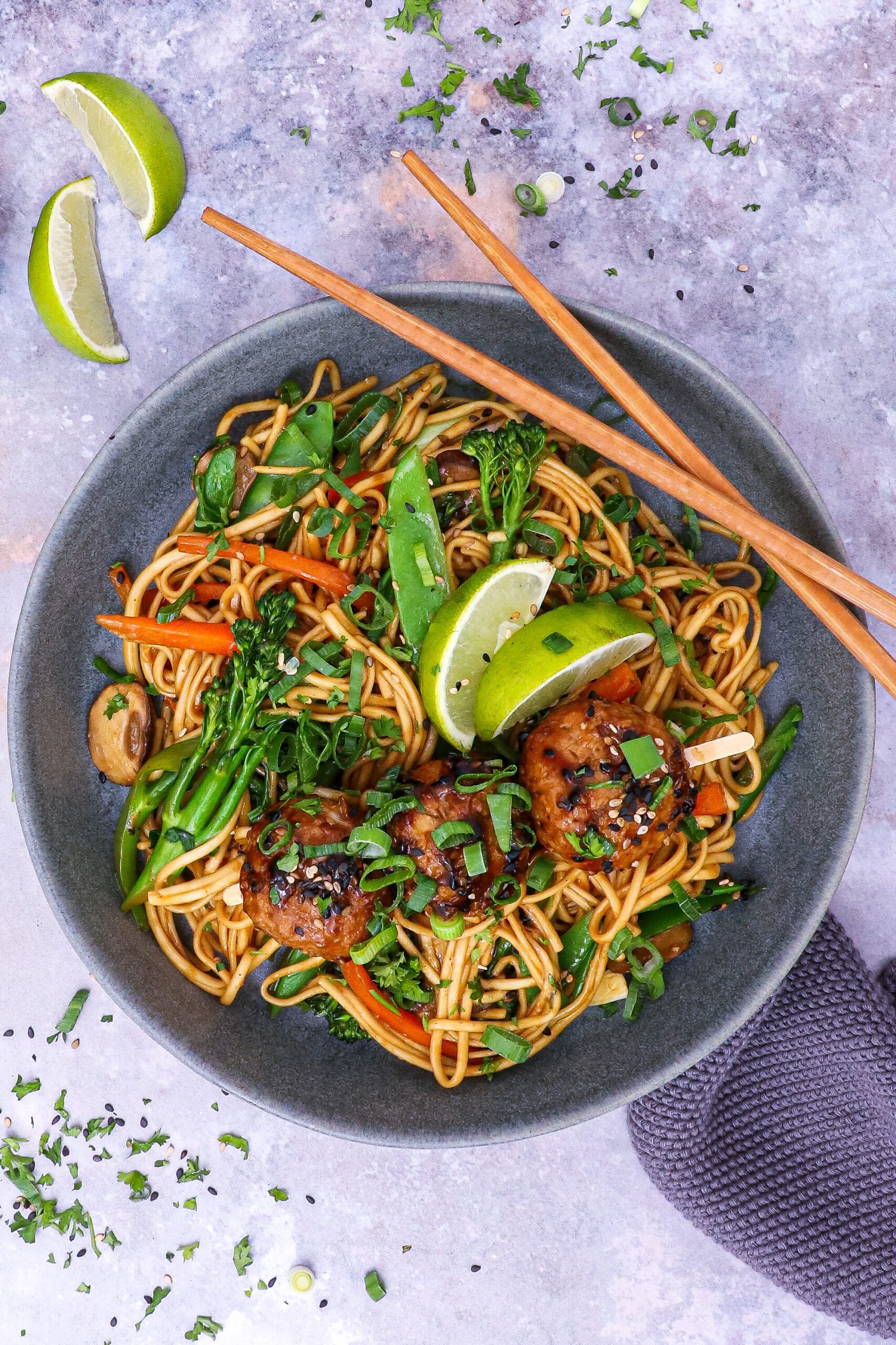 Asiatisk wok med grønt, nudler og kyllingekødboller - Opskrift på wok