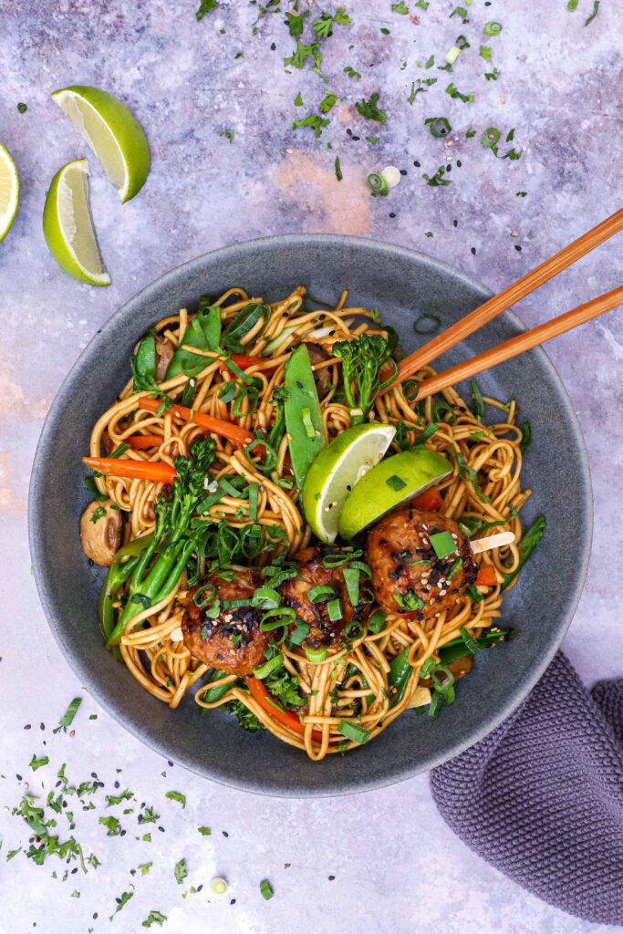 Asiatisk wok med grøntsager og nudler - Opskrift på asiatisk wokret