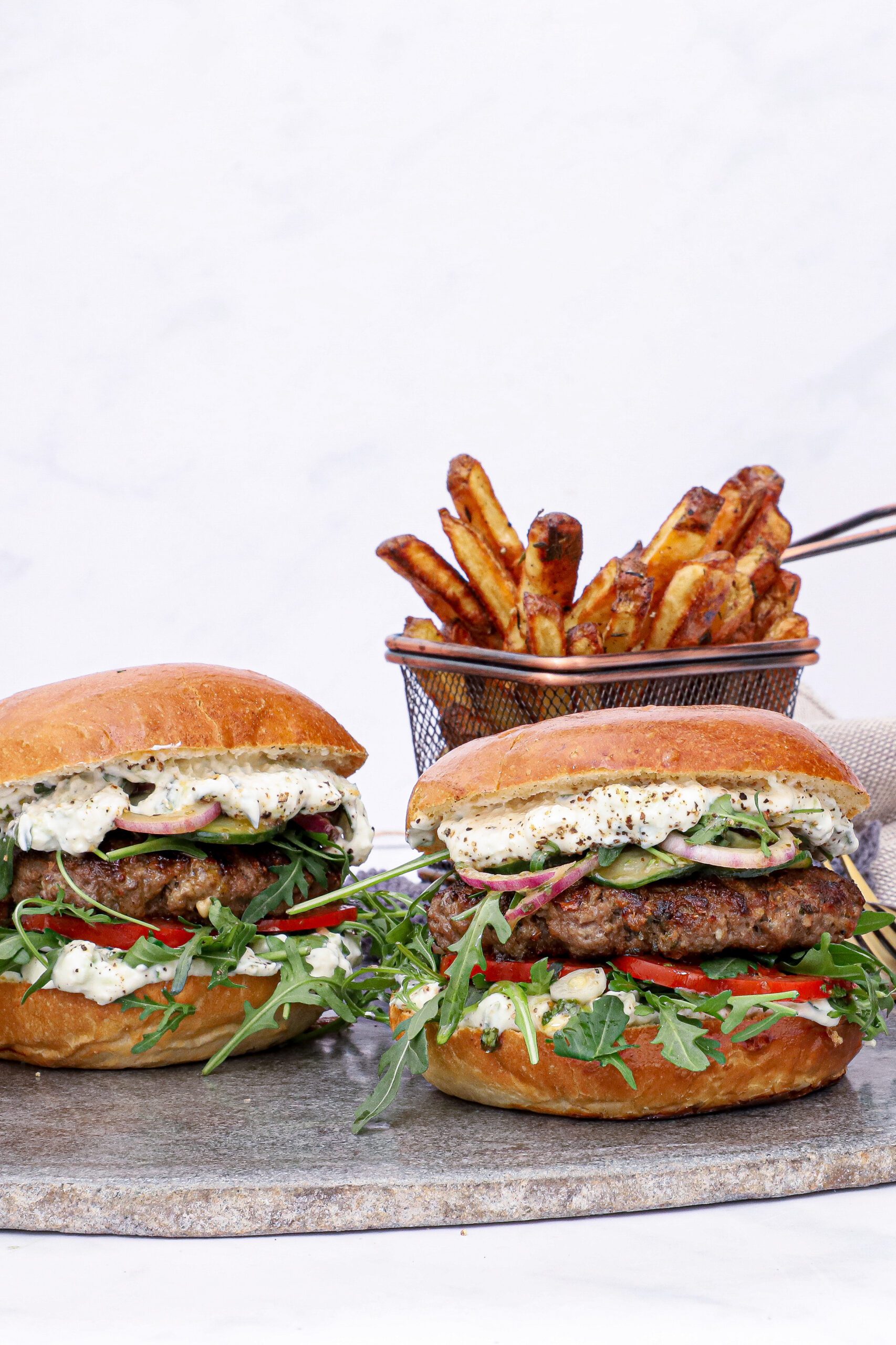 Græsk burger - Opskrift på burger med græsk bøf og tzatziki