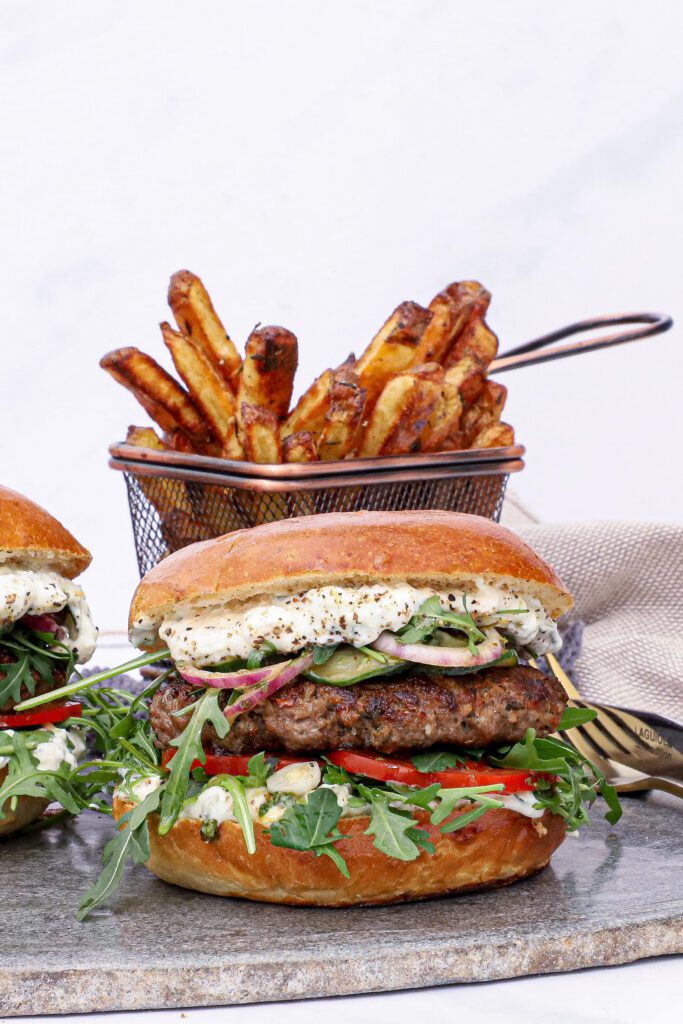 Græsk burger - Opskrift på burger med græsk bøf og tzatziki