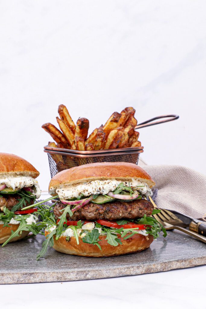 Græsk burger - Opskrift på burger med græsk bøf og tzatziki