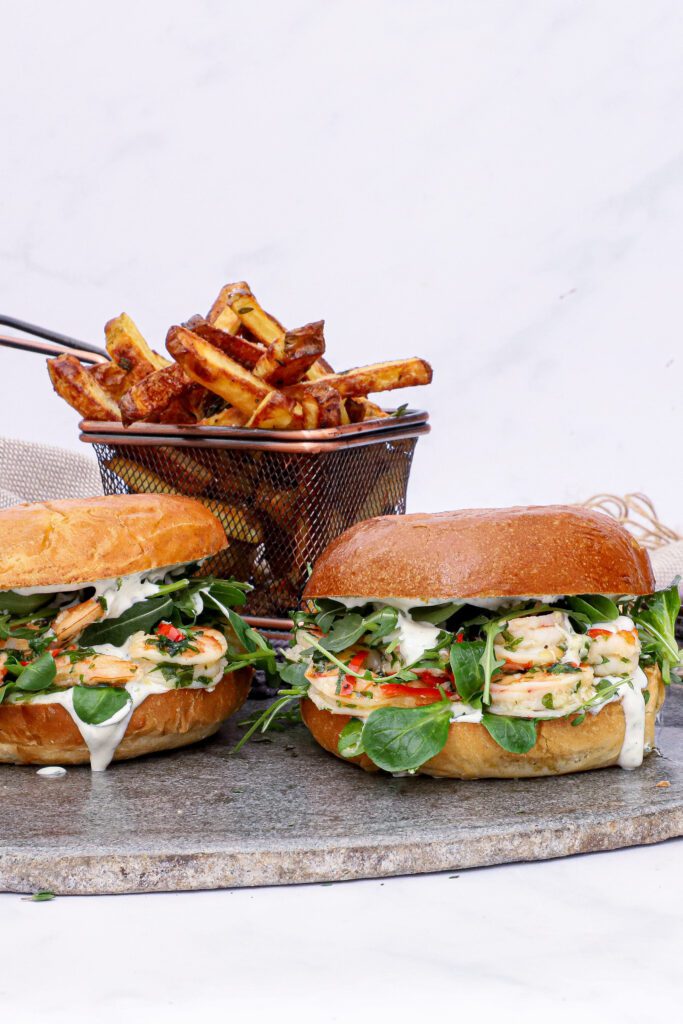 Gambas al ajillo burger - Opskrift på burger med hvidløgsrejer