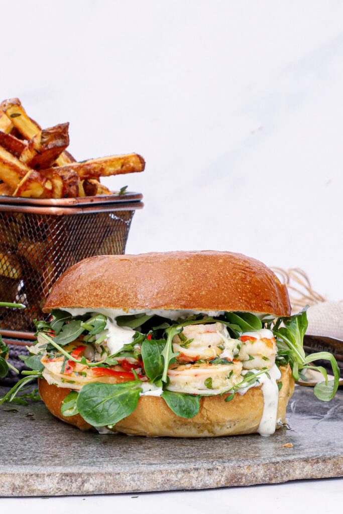 Gambas al ajillo burger - Opskrift på burger med hvidløgsrejer