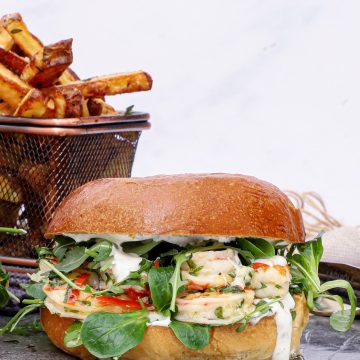 Gambas al ajillo burger - Opskrift på burger med hvidløgsrejer