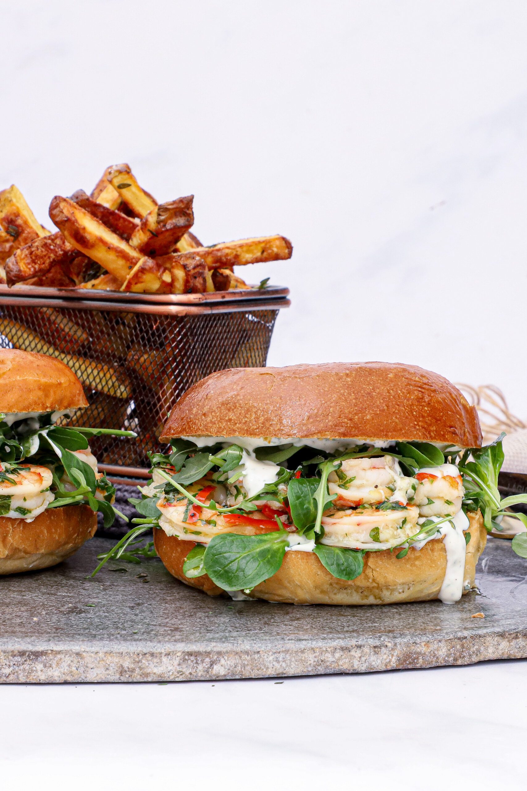Gambas al ajillo burger - Opskrift på burger med hvidløgsrejer