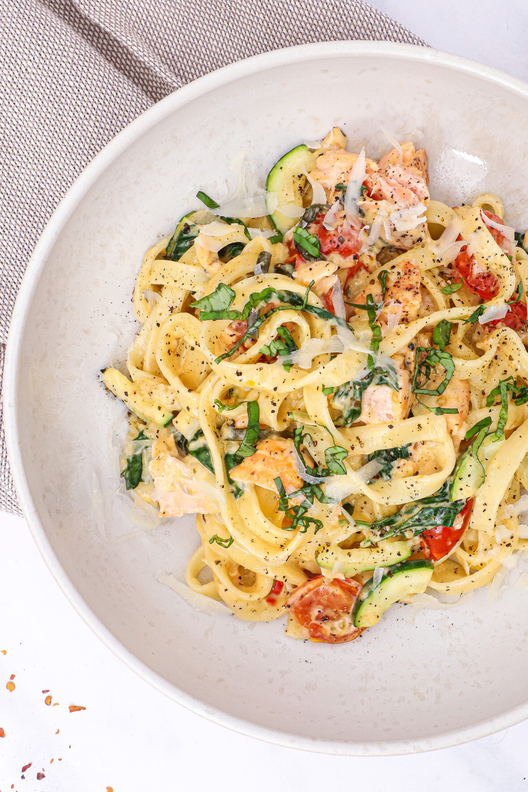 Cremet pasta med laks, fløde og grønt - Opskrift på pasta med laks