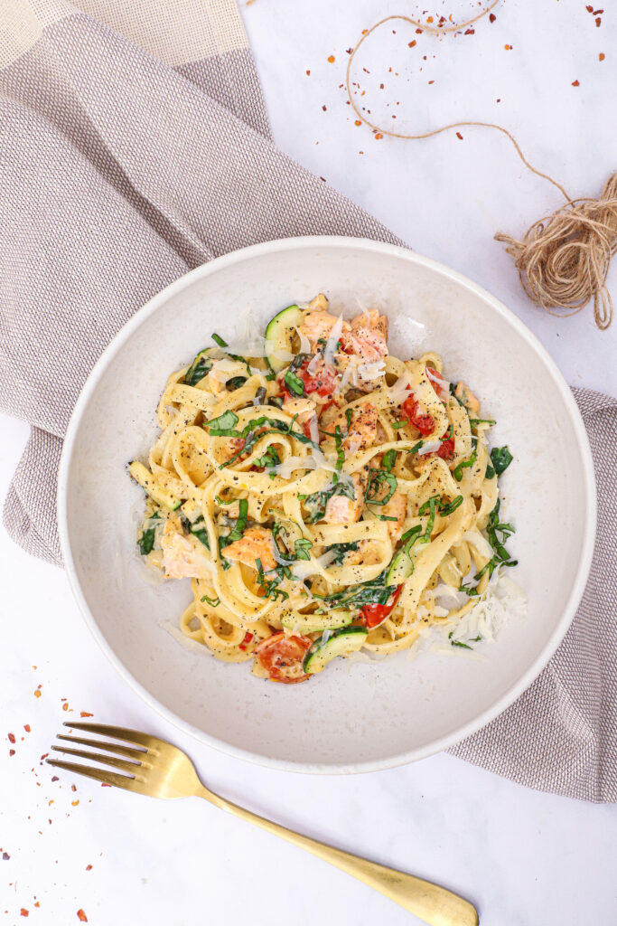 Cremet pasta med laks, fløde og grønt - Opskrift på pasta med laks