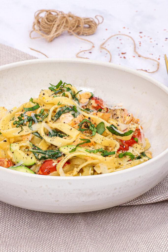 Cremet pasta med laks, fløde og grønt - Opskrift på pasta med laks