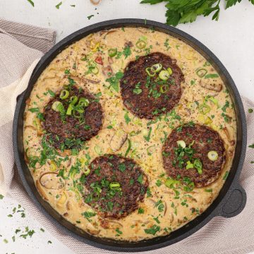 Hakkebøffer i fad - Opskrift med porre, svampe og bacon