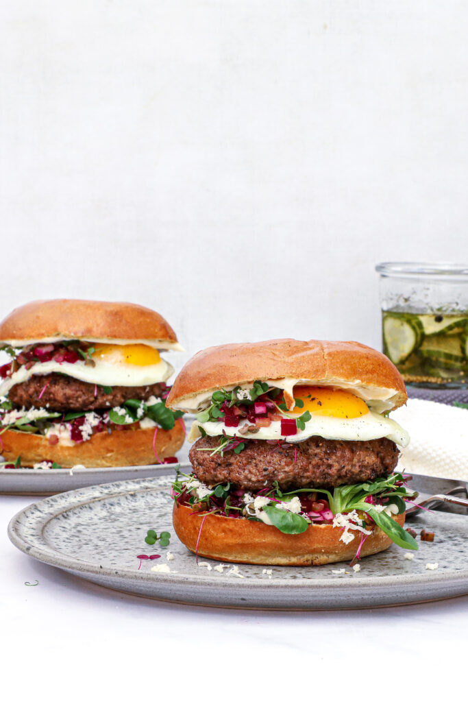 Pariserbøf burger - Opskrift på burger a la pariserbøf
