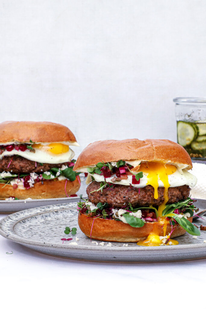 Pariserbøf burger - Opskrift på burger a la pariserbøf
