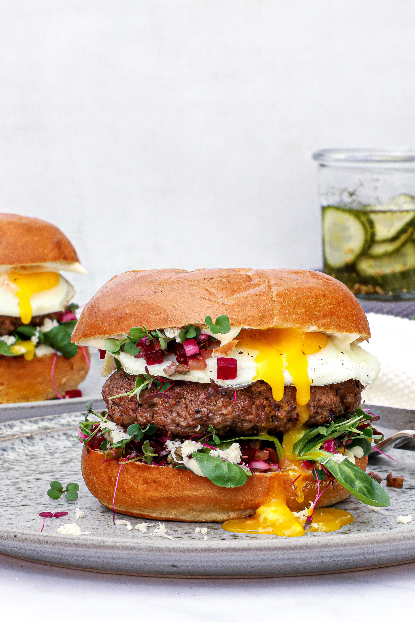 Pariserbøf burger - Opskrift på burger a la pariserbøf