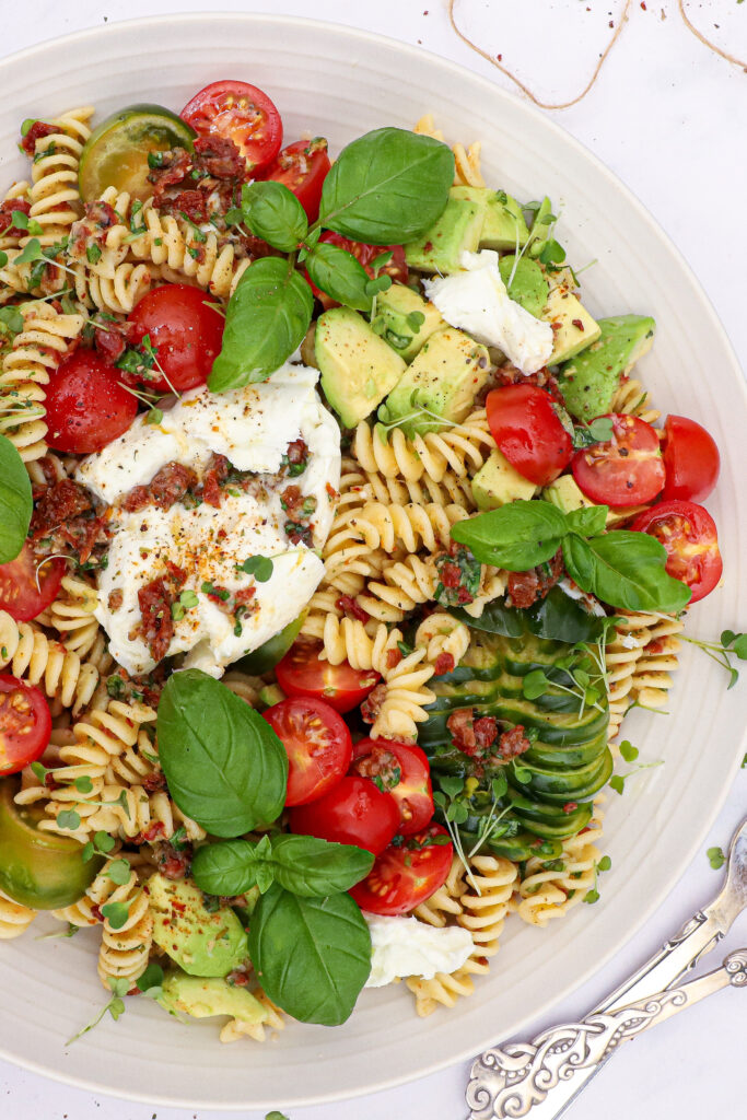 Caprese pastasalat - Opskrift på pastasalat med mozzarella
