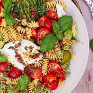 Caprese pastasalat - Opskrift på pastasalat med mozzarella