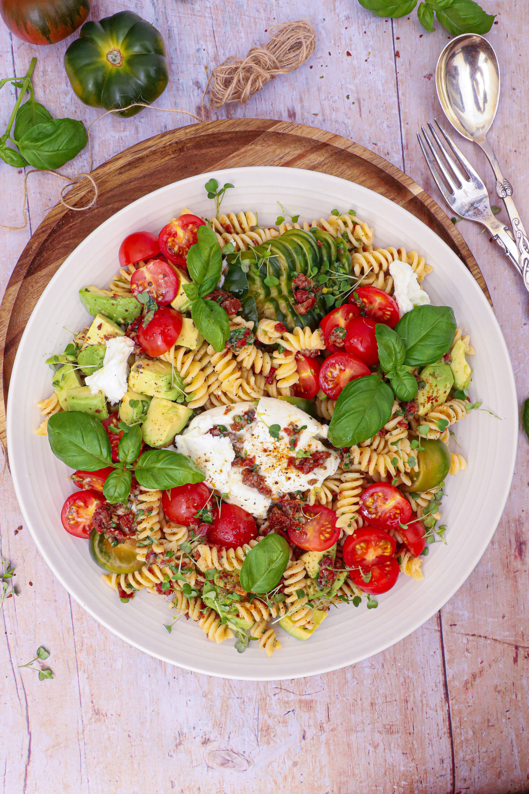 Caprese pastasalat - Opskrift på pastasalat med mozzarella