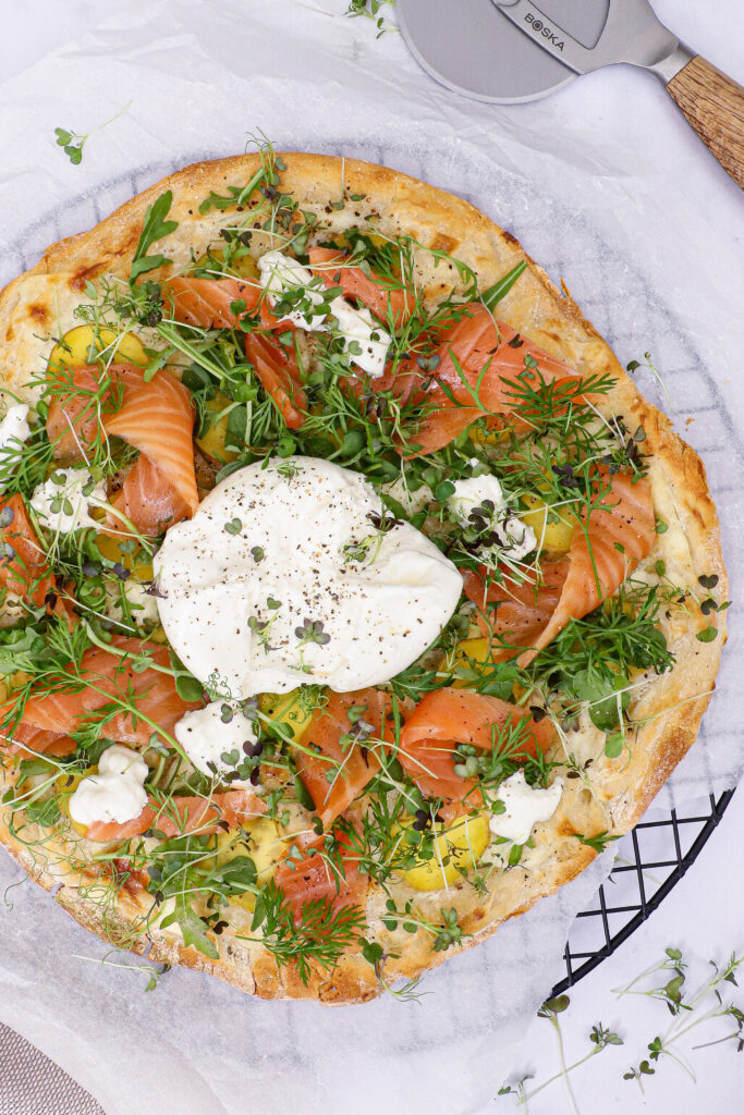 Hvid pizza med røget laks, kartofler, urter og burrata