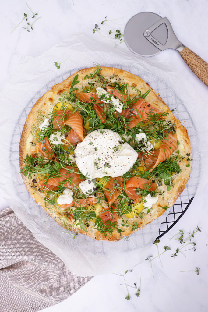 Hvid pizza med røget laks, kartofler, urter og burrata