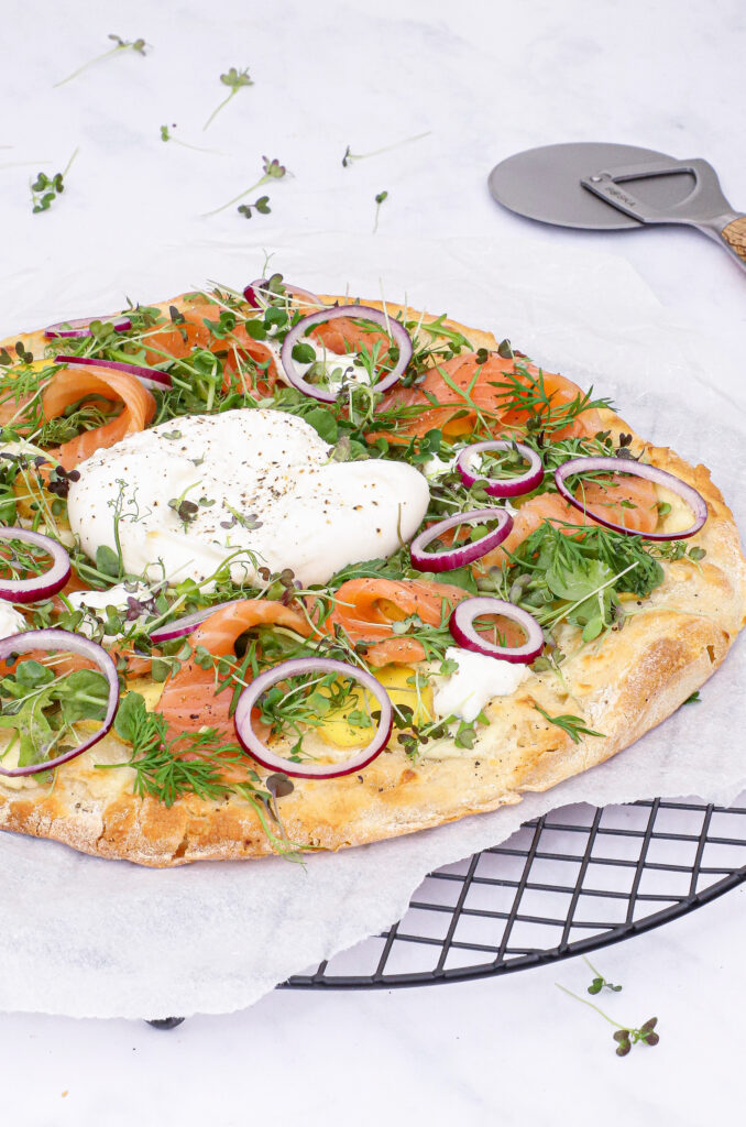 Hvid pizza med røget laks, kartofler, urter og burrata