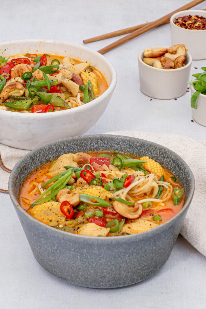 Rød karrysuppe med kylling og nudler - Opskrift på thaisuppe