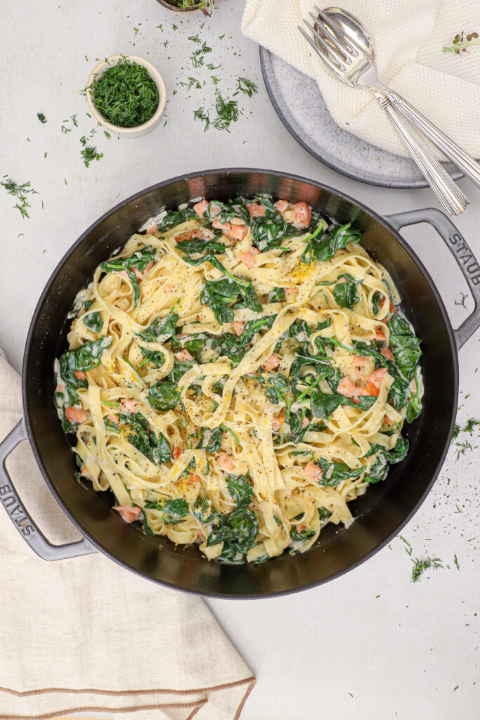 Pasta med røget laks, spinat og mascarpone - Opskrift på pasta med laks