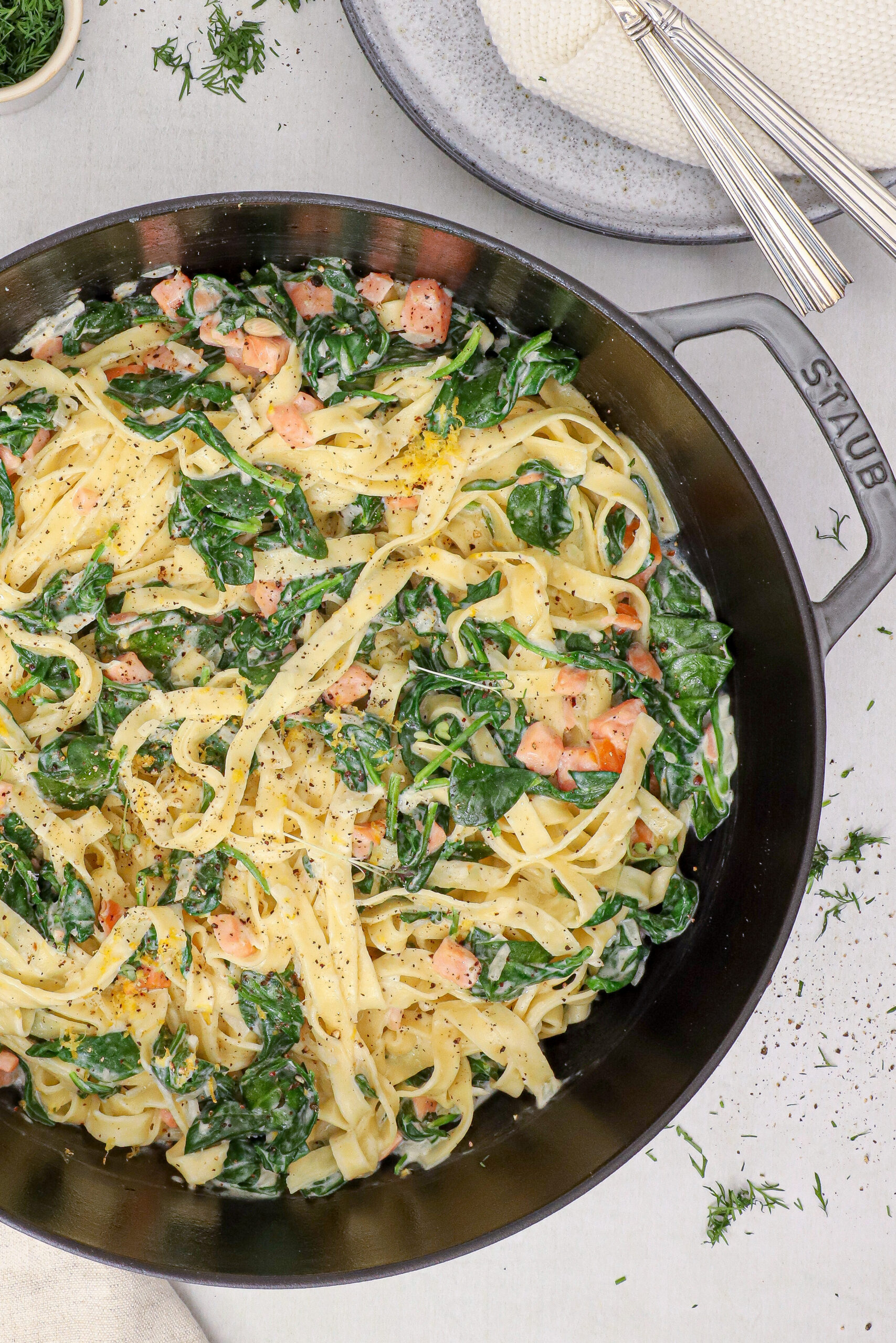 Pasta med røget laks, spinat og mascarpone - Opskrift på pasta med laks