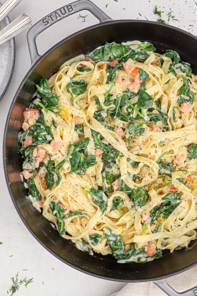 Pasta med røget laks, spinat og mascarpone - Opskrift på pasta med laks