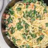 Pasta med røget laks, spinat og mascarpone - Opskrift på pasta med laks