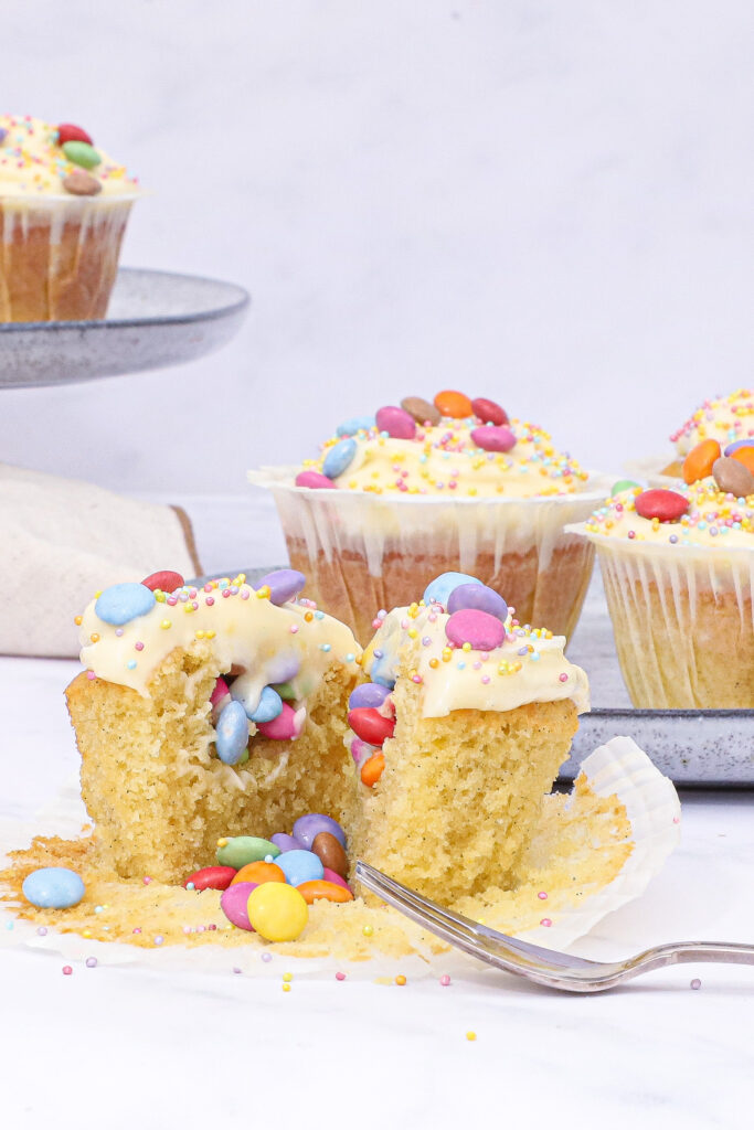 Fastelavns muffins - Opskrift på pinata muffins / vaniljemuffins