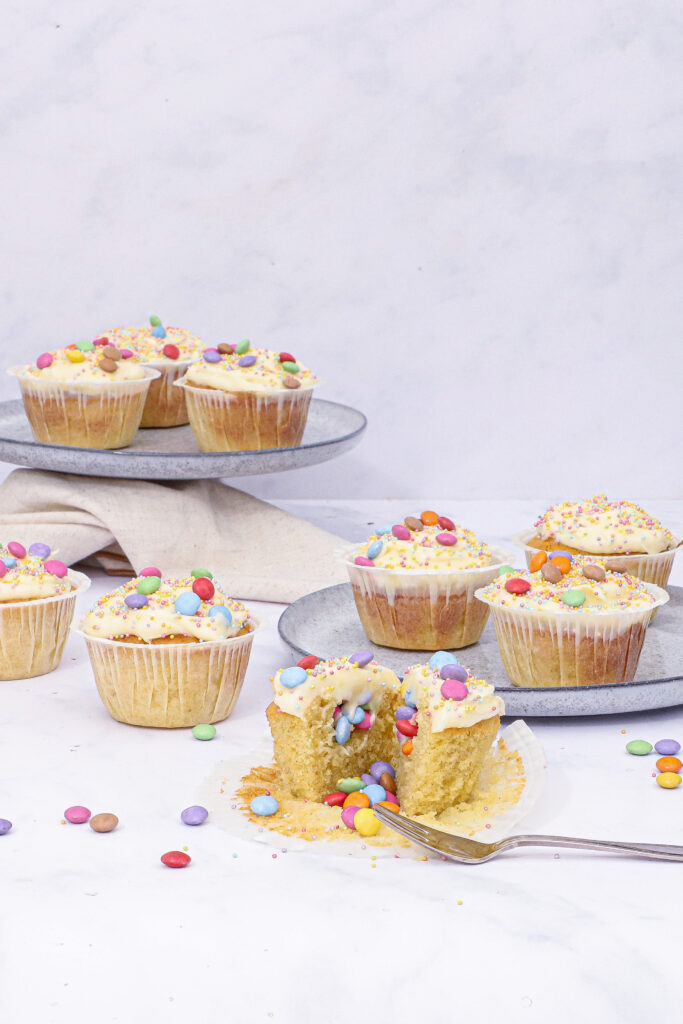 Fastelavns muffins - Opskrift på pinata muffins / vaniljemuffins
