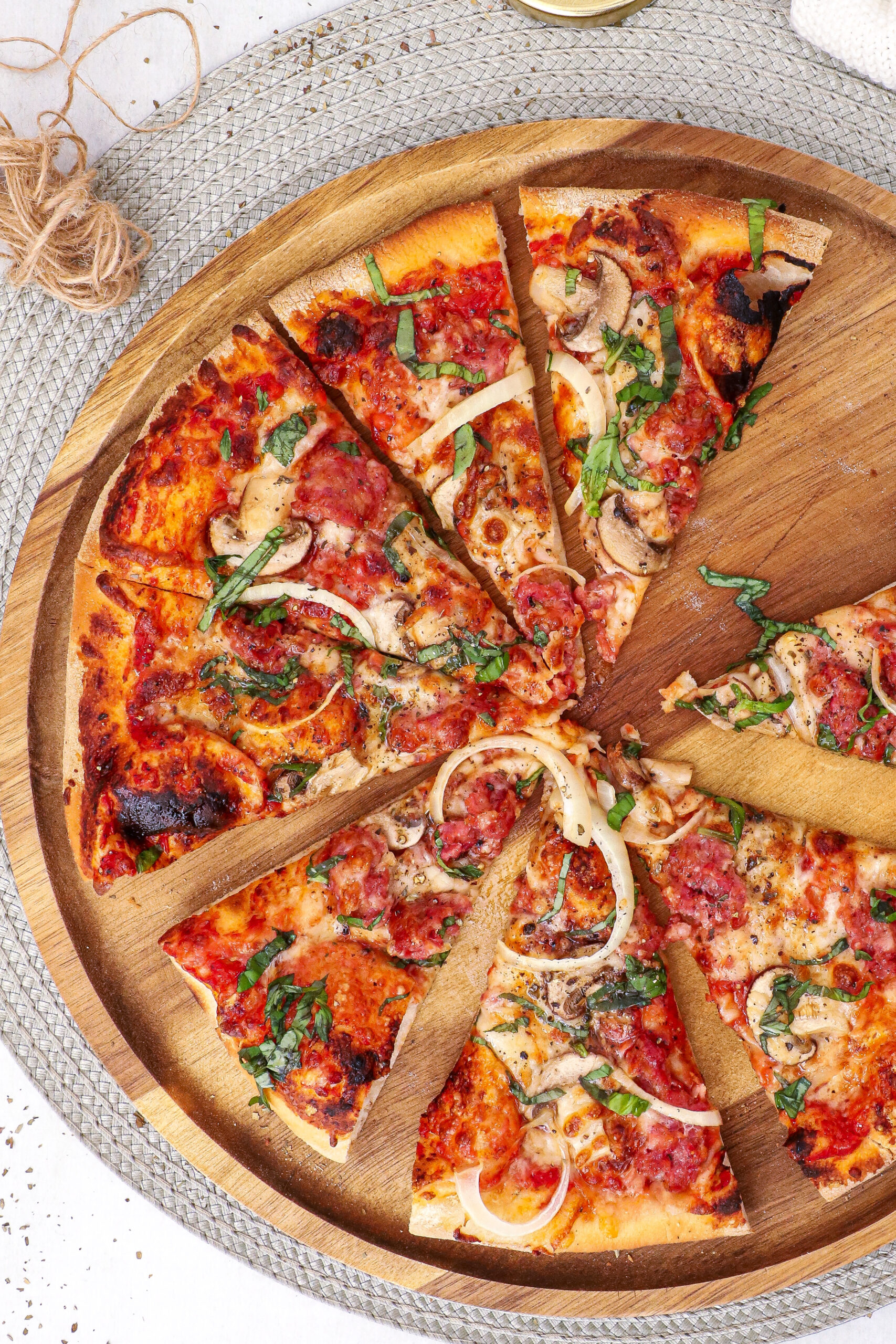 Pizza med salsiccia, svampe og løg - Opskrift på pizza