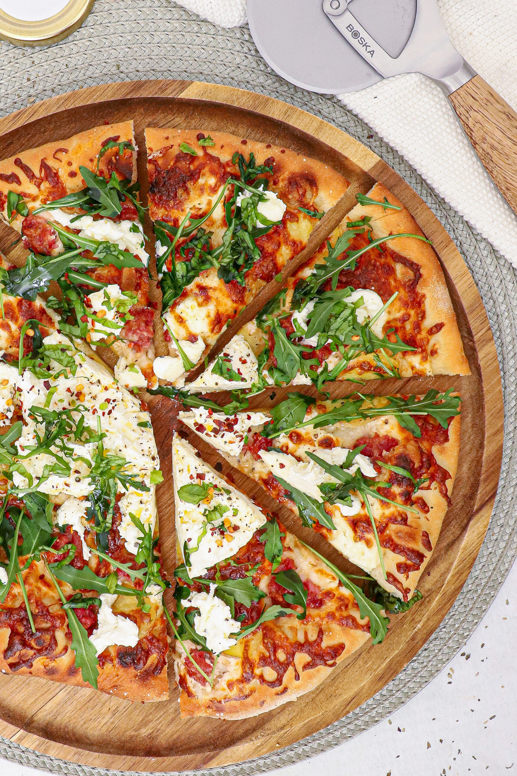 Pizza med kartofler, salsiccia og burrata - Opskrift på pizza bianco