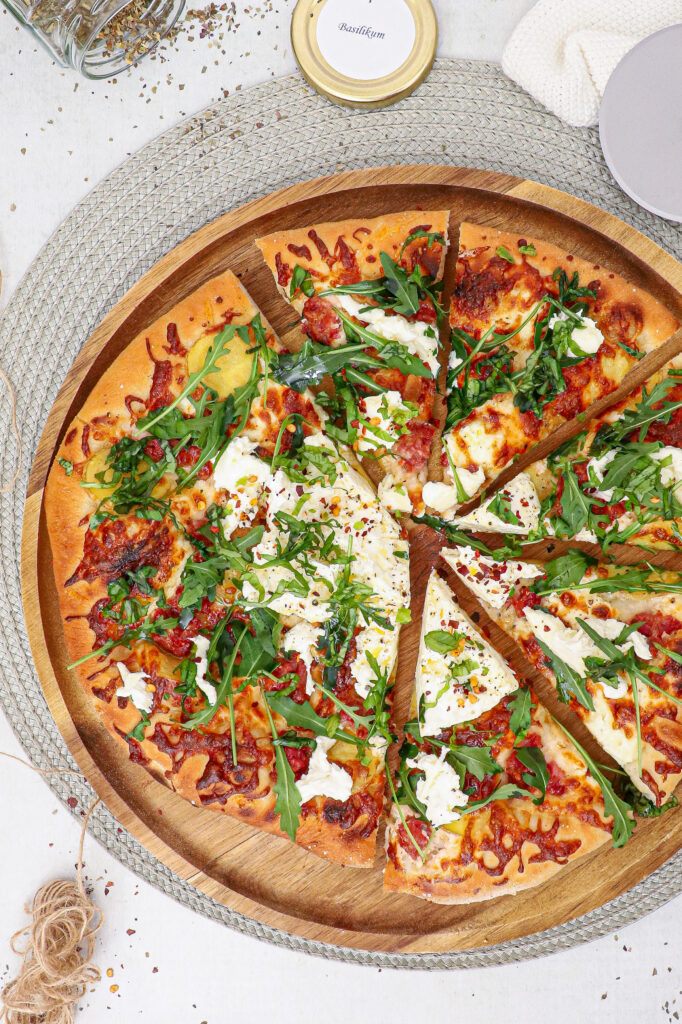 Pizza med kartofler, salsiccia og burrata - Opskrift på pizza bianco