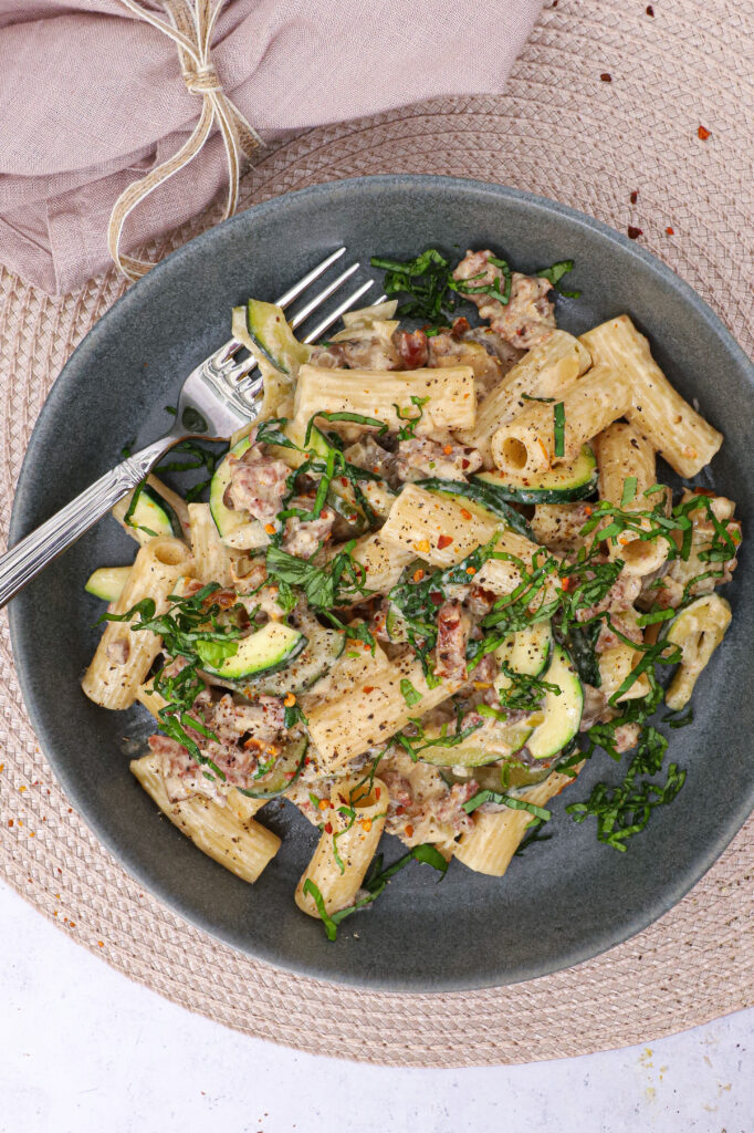Pasta med salsiccia, svampe og mascarpone - Opskrift på cremet pasta