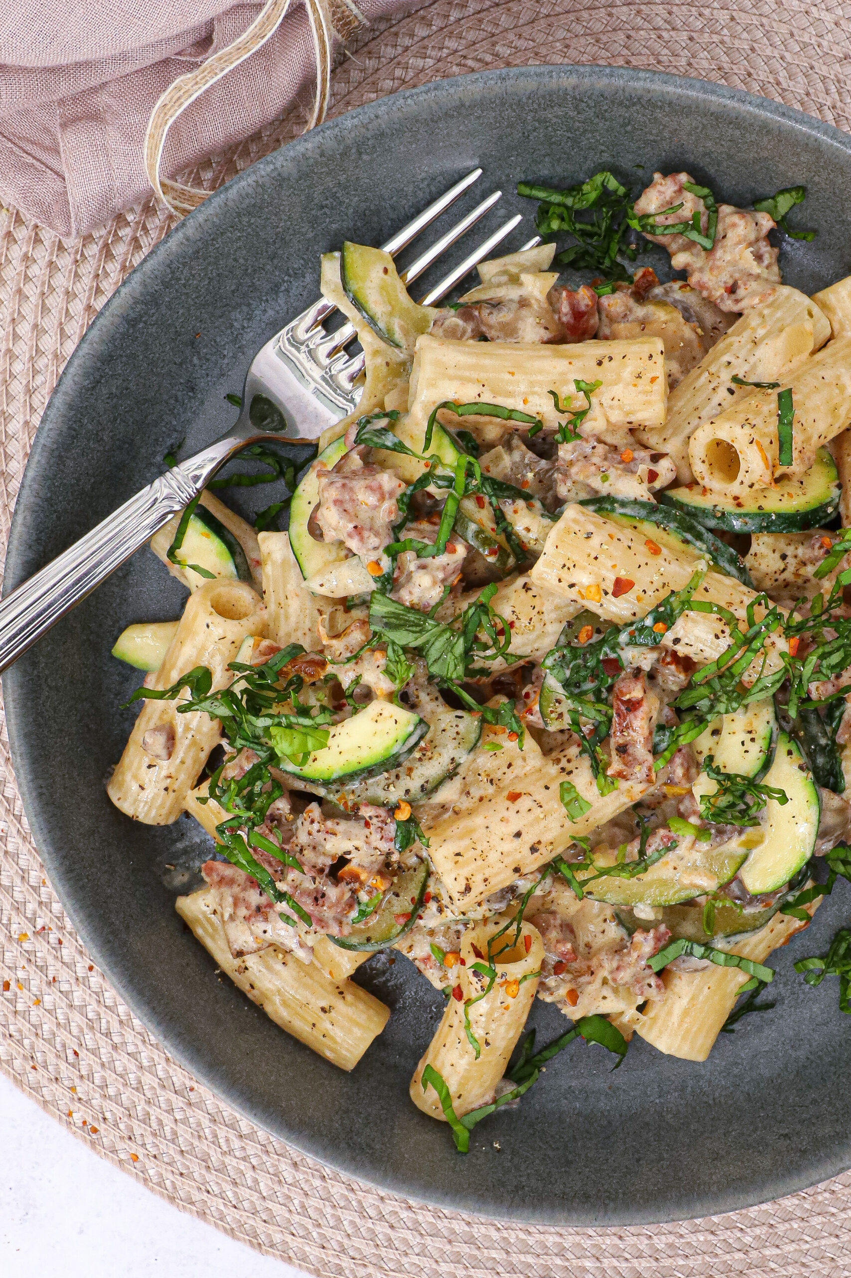 Pasta med salsiccia, svampe og mascarpone - Opskrift på cremet pasta